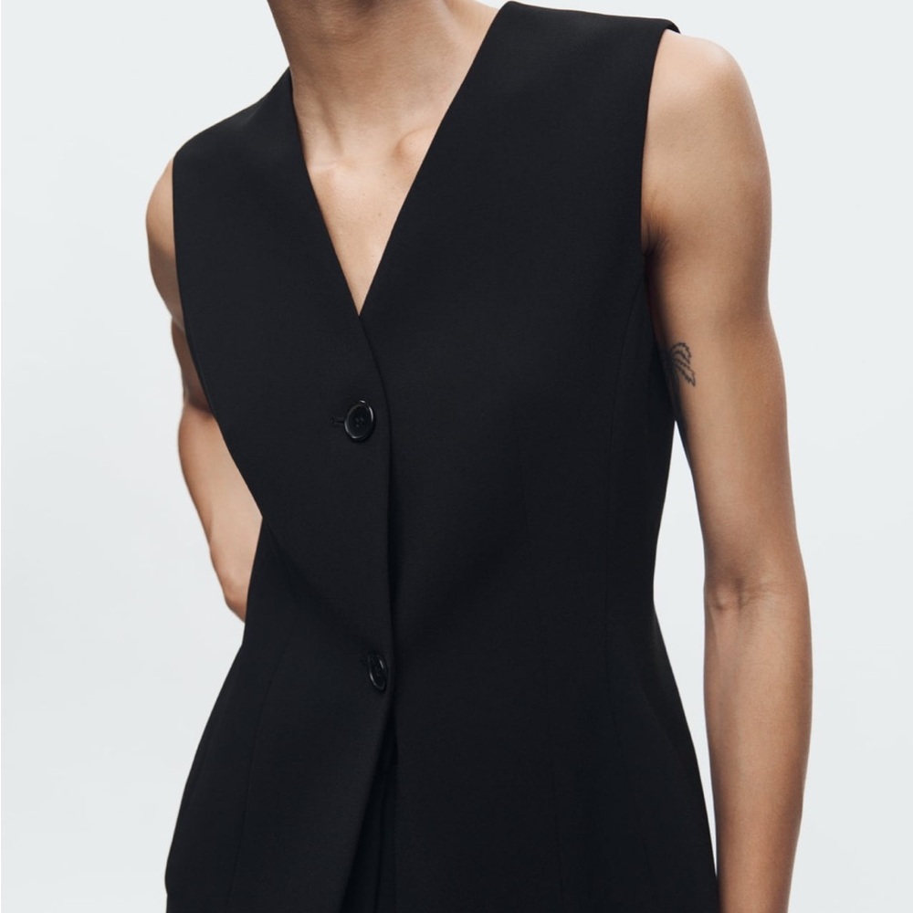 Zara Black Sleeveless V-Neck Button Front Top
